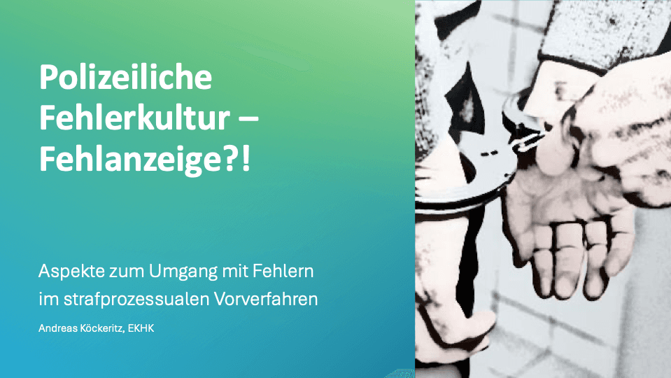 Titelfolie mit grünem Hintergrund und dem Text „Polizeiliche Fehlerkultur – Fehlanzeige?! Aspekte zum Umgang mit Fehlern im strafprozessualen Vorverfahren“ von Andreas Köckeritz; rechts ist eine stilisierte Schwarz-Weiß-Abbildung von Händen mit Handschellen zu sehen.